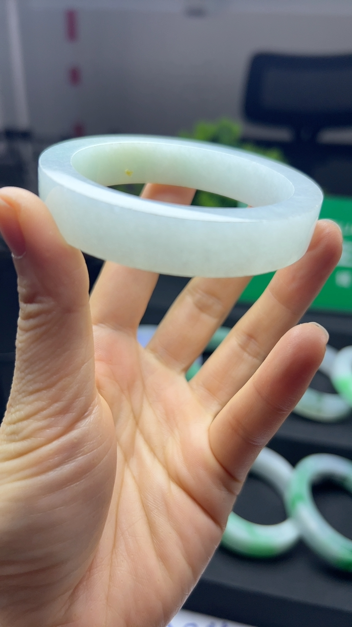 甄选高端翡翠精品手镯