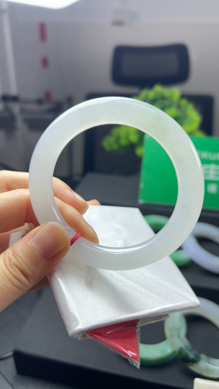 甄选高端翡翠精品手镯