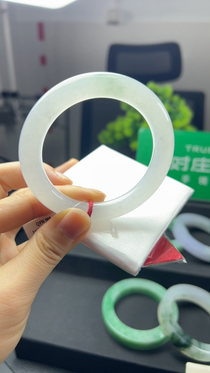 甄选高端翡翠精品手镯