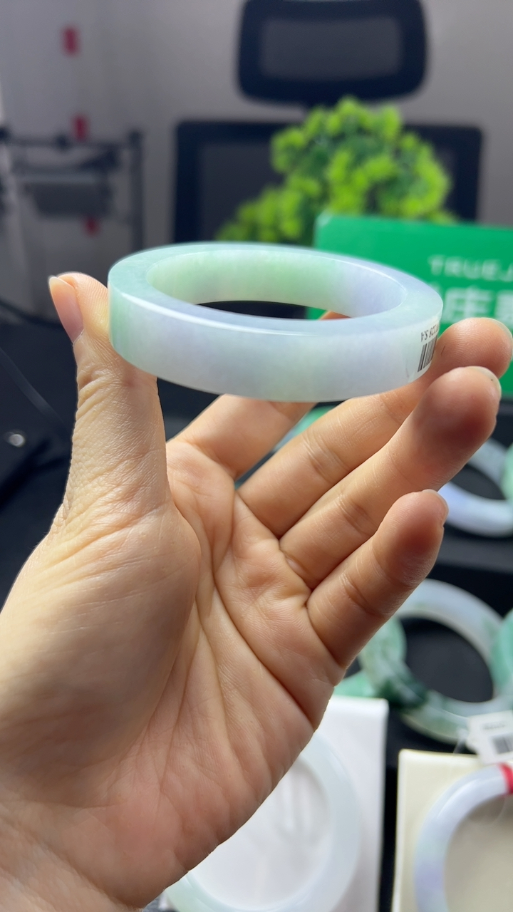 甄选高端翡翠精品手镯
