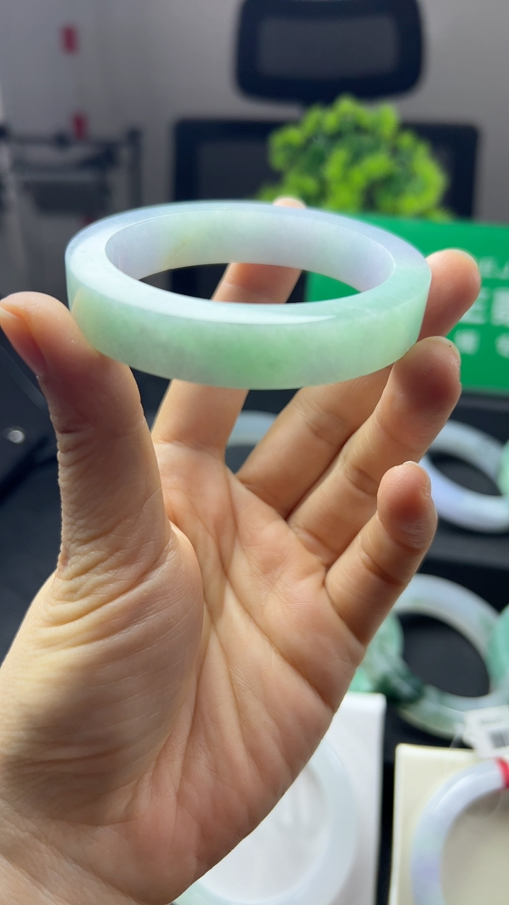 甄选高端翡翠精品手镯