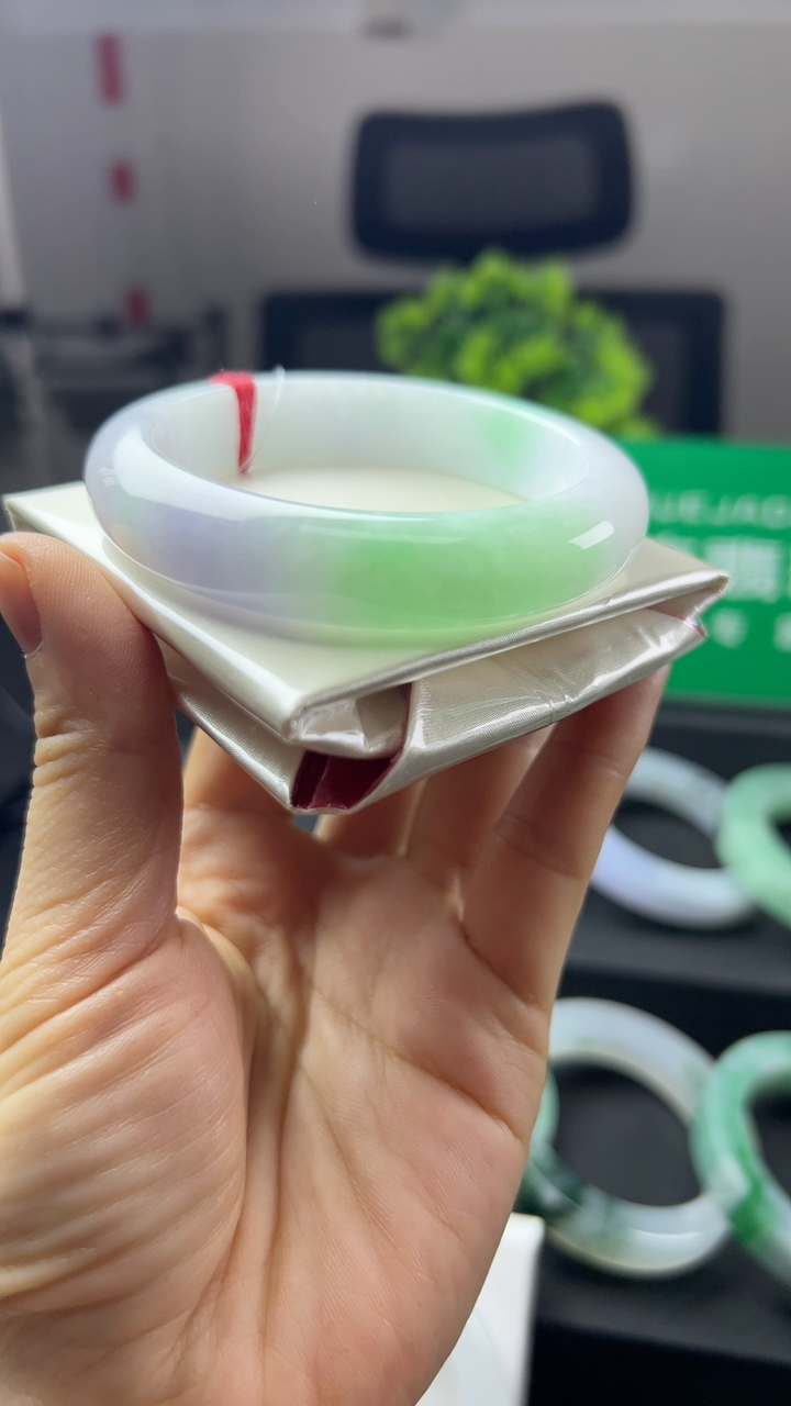 甄选高端翡翠精品手镯