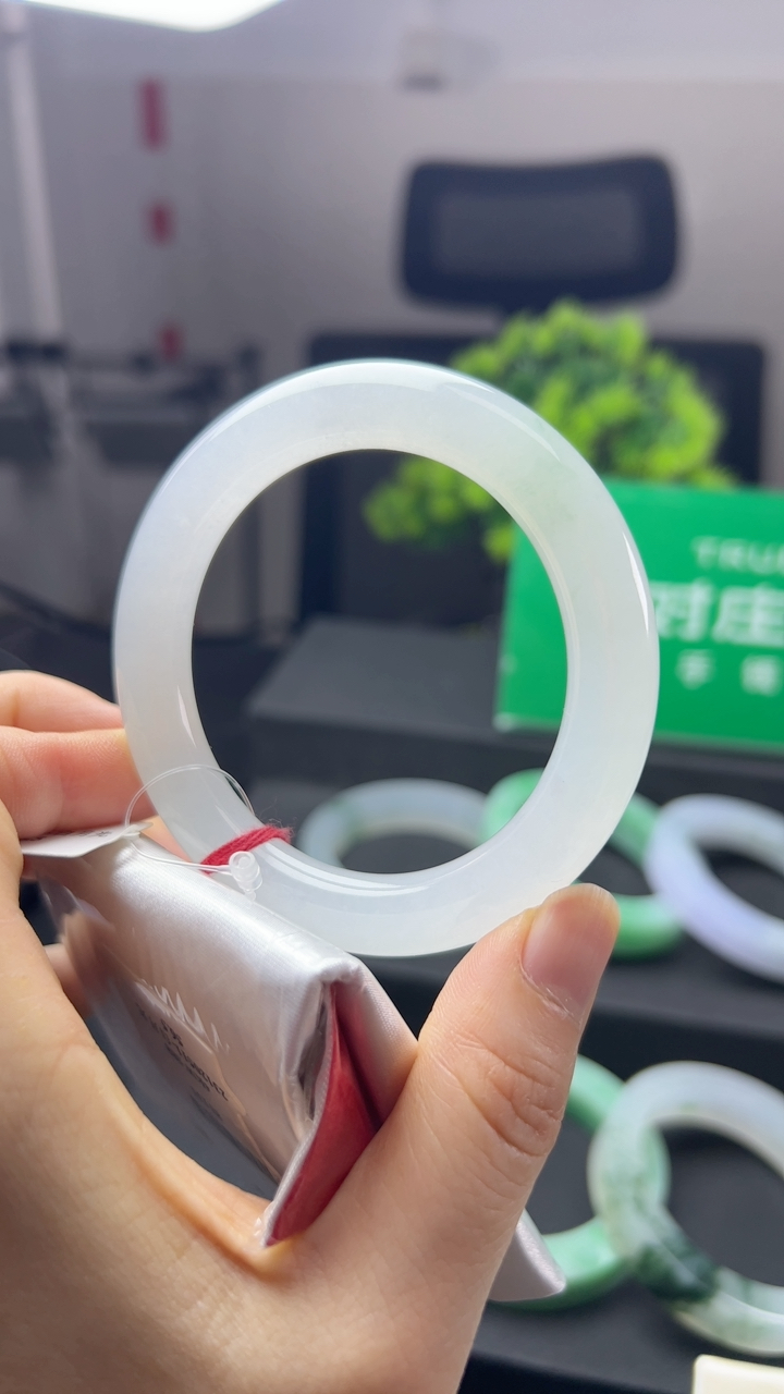 甄选高端翡翠精品手镯
