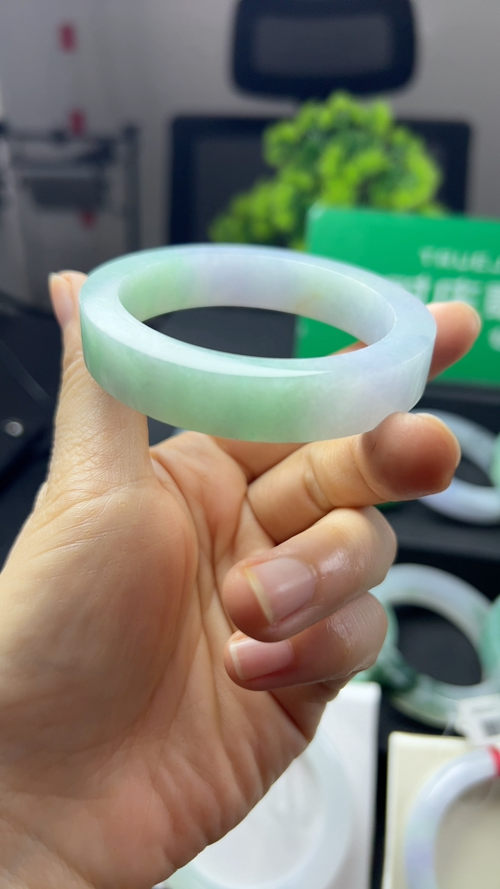 甄选高端翡翠精品手镯