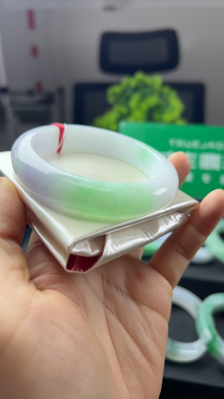 甄选高端翡翠精品手镯