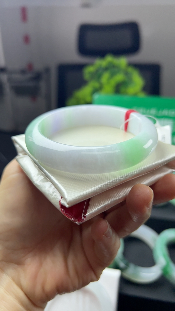 甄选高端翡翠精品手镯