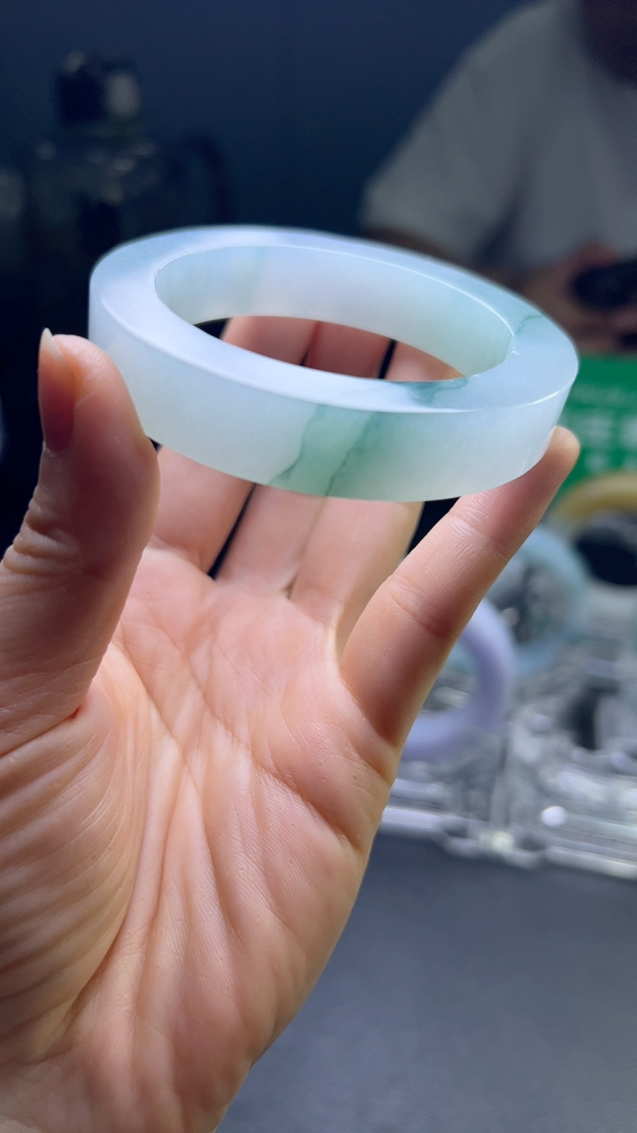 甄选高端翡翠精品手镯