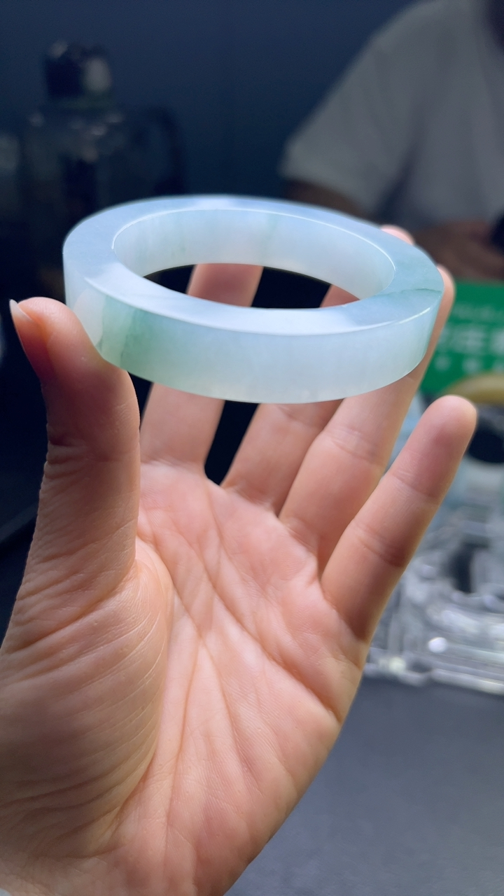 甄选高端翡翠精品手镯