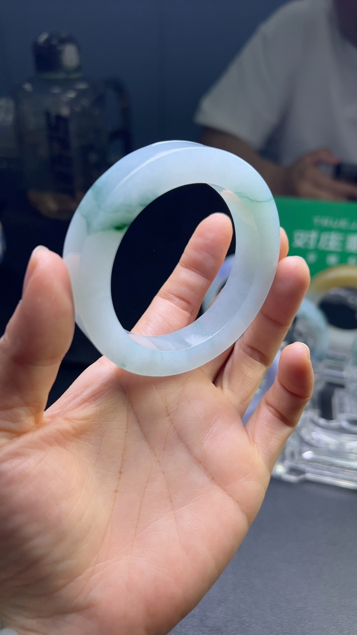 甄选高端翡翠精品手镯