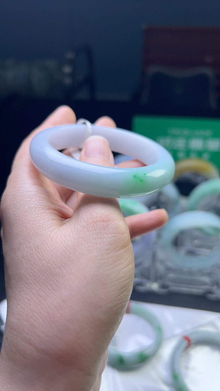 甄选高端翡翠精品手镯