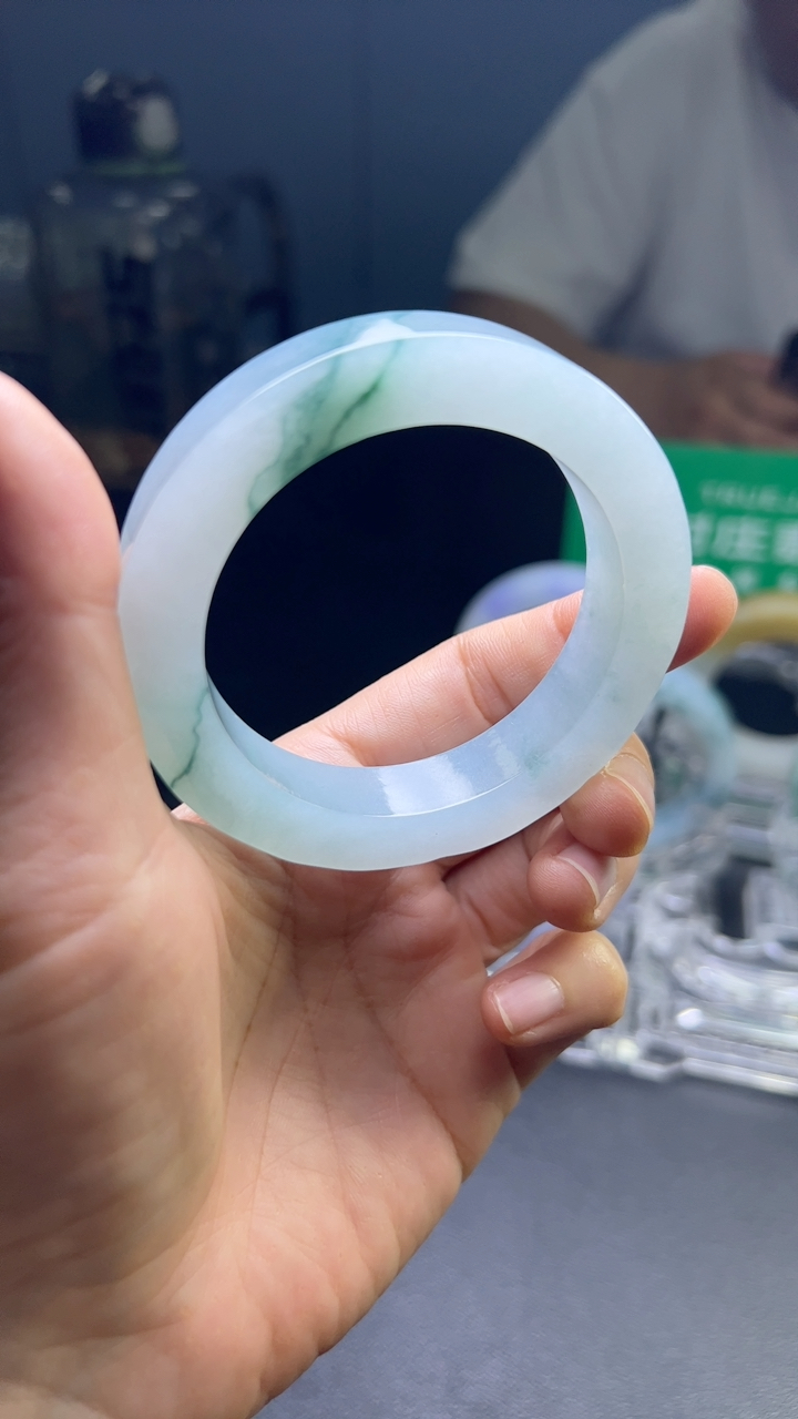 甄选高端翡翠精品手镯