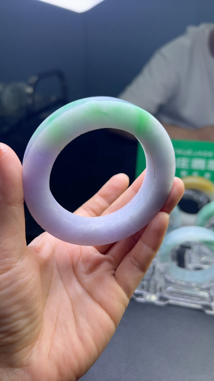 甄选高端翡翠精品手镯