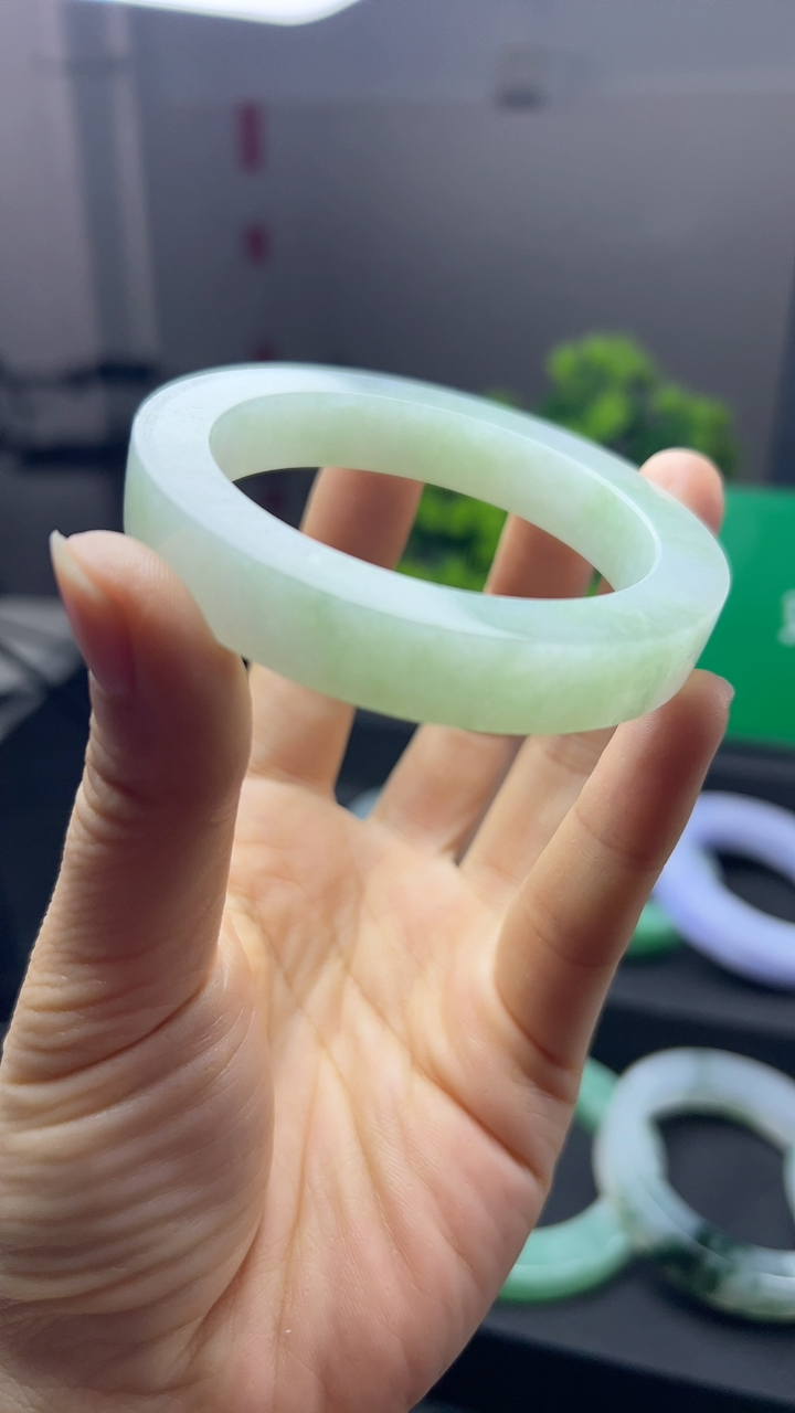 甄选高端翡翠精品手镯