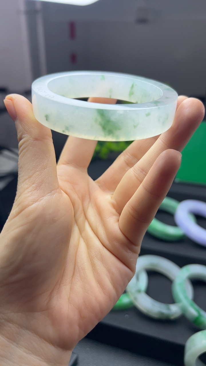 甄选高端翡翠精品手镯