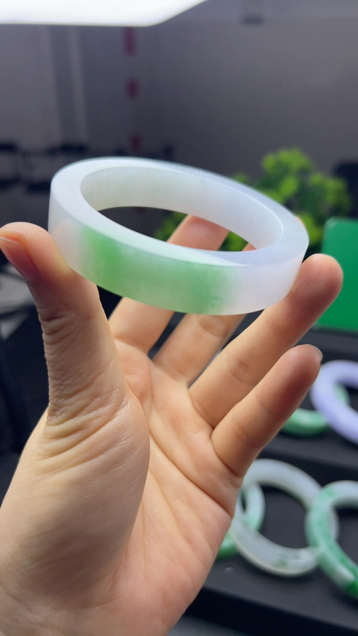 甄选高端翡翠精品手镯