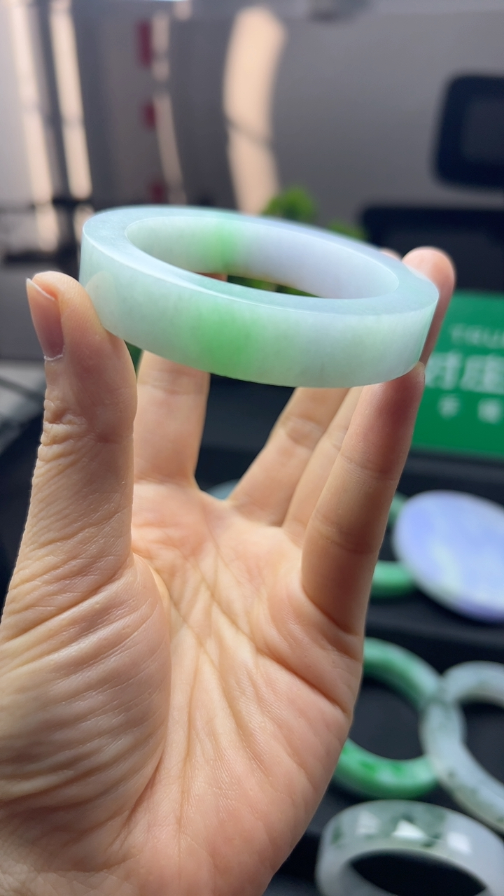 甄选高端翡翠精品手镯