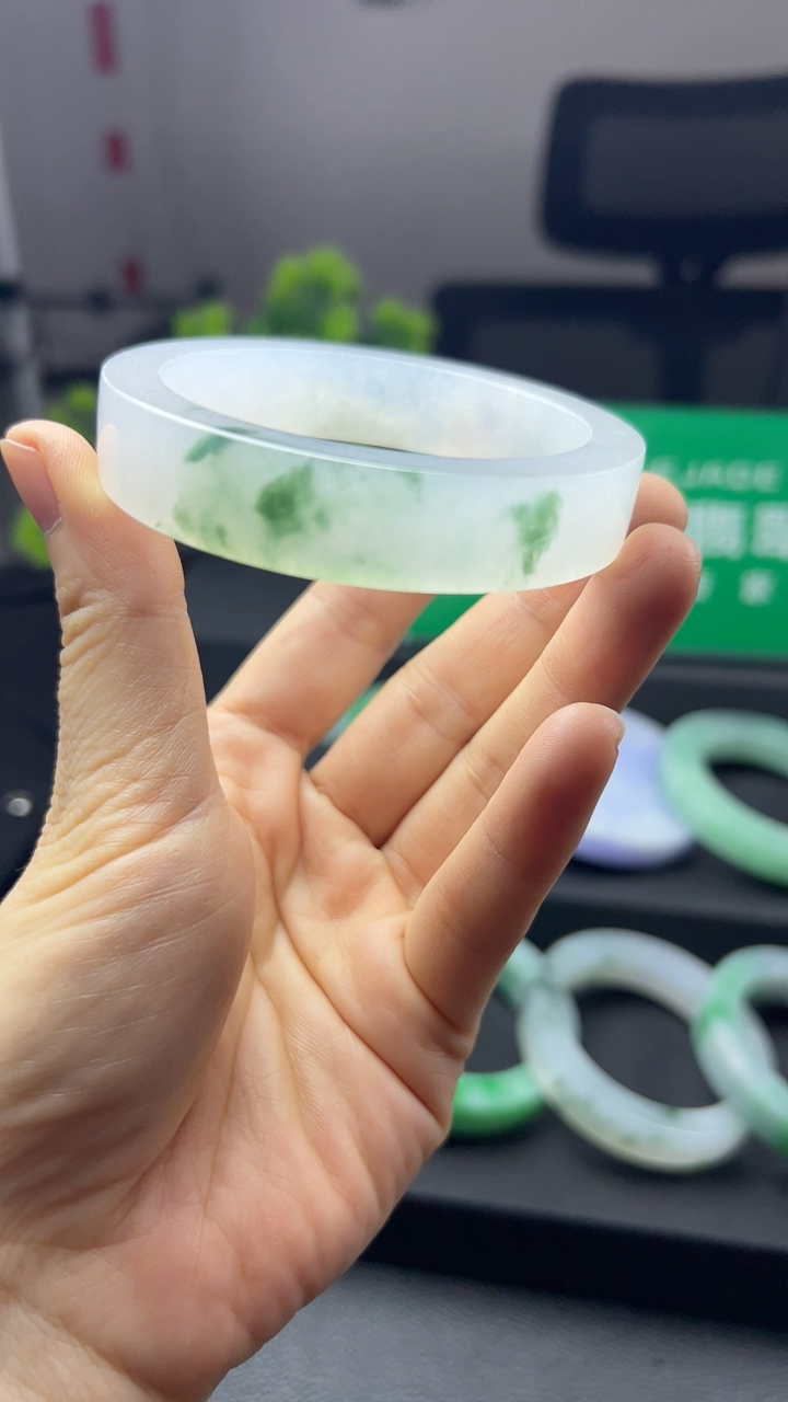 甄选高端翡翠精品手镯