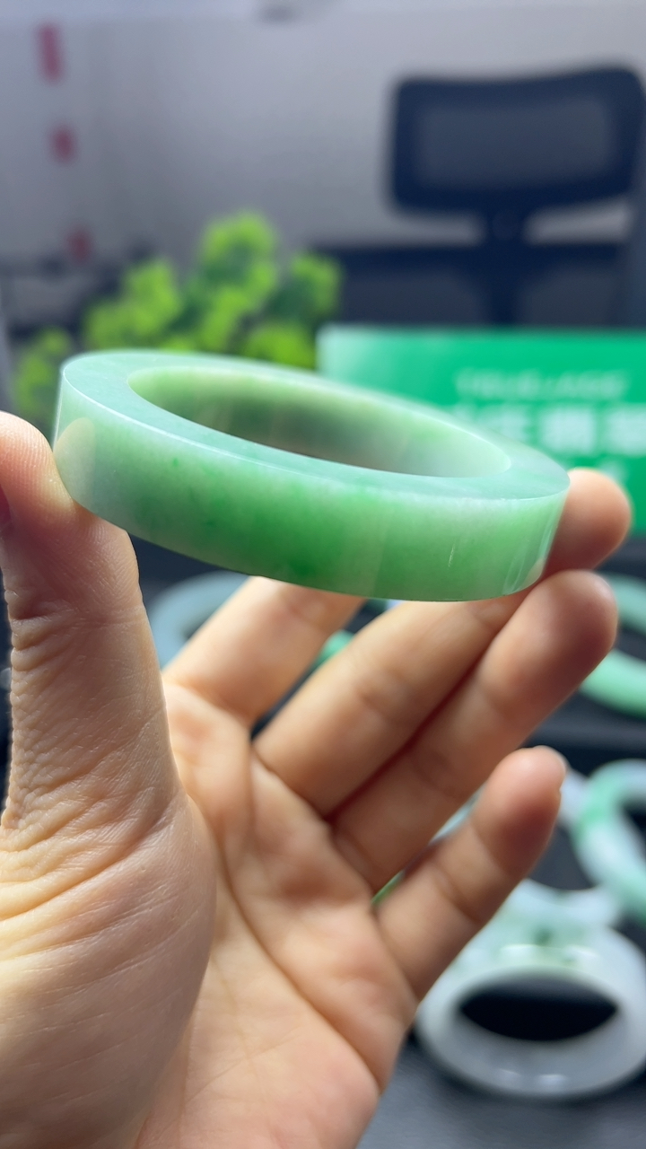 甄选高端翡翠精品手镯特价