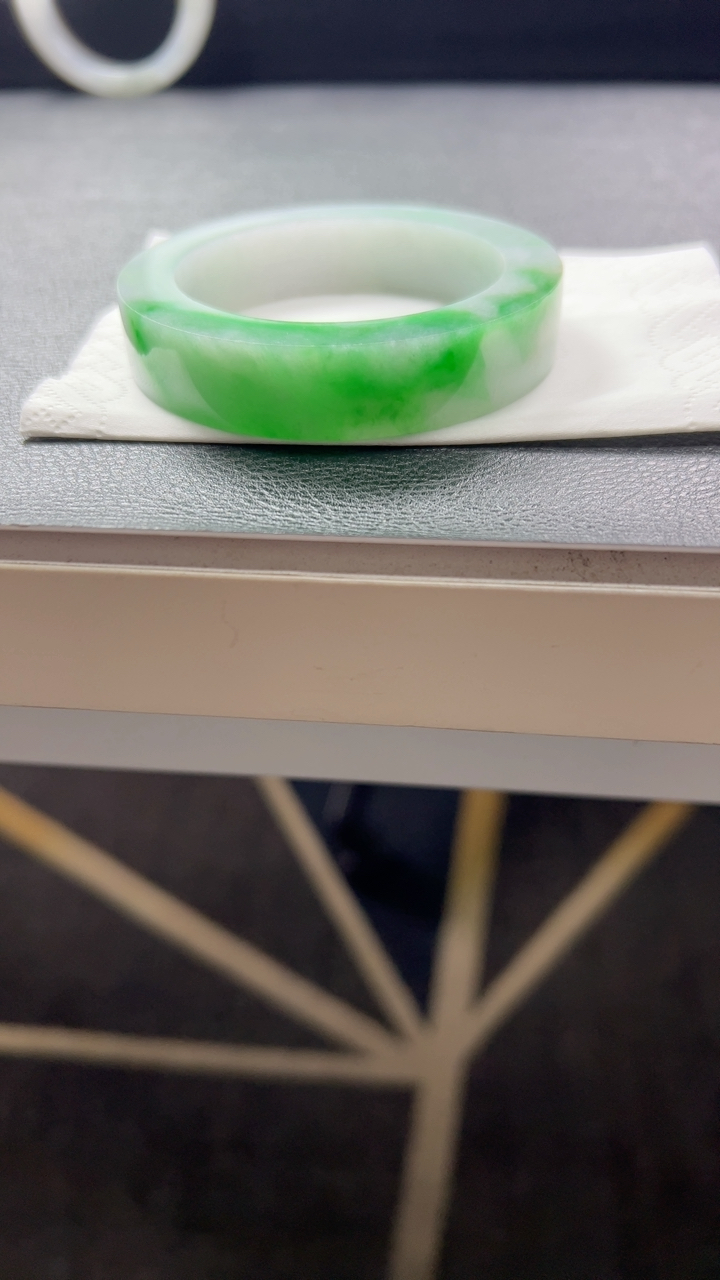 甄选高端翡翠精品手镯