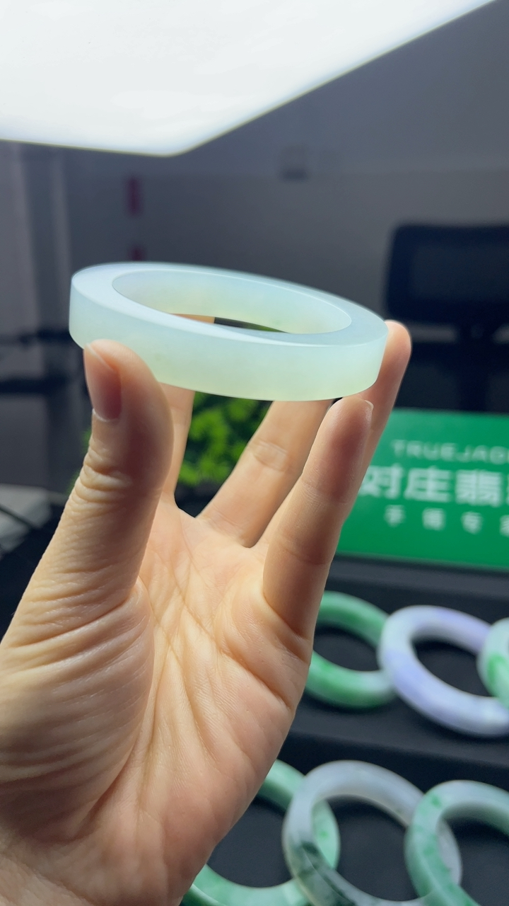 甄选高端翡翠精品手镯