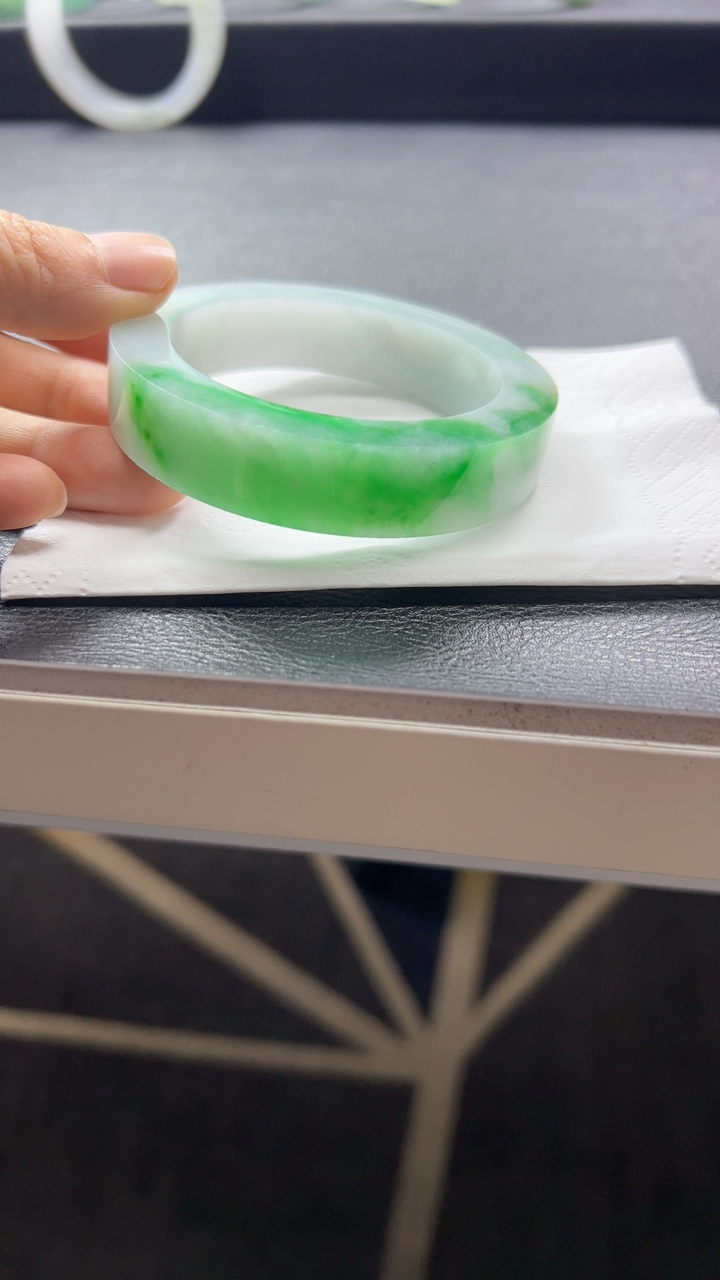 甄选高端翡翠精品手镯