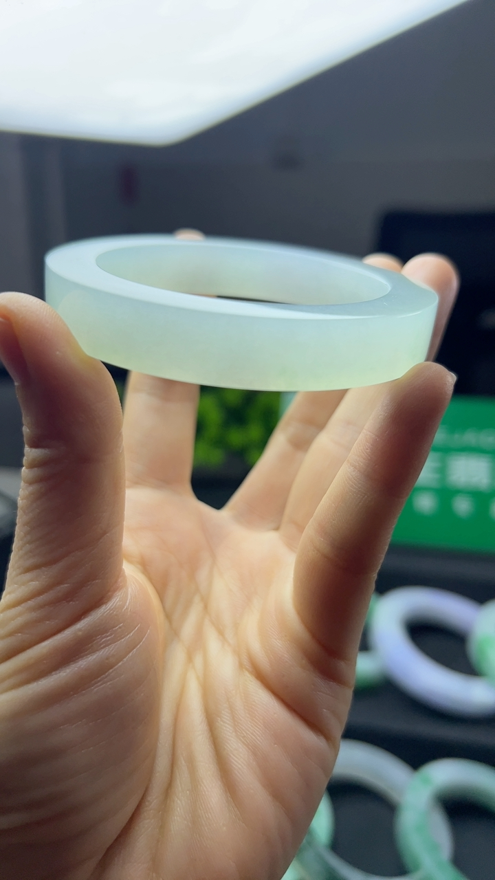 甄选高端翡翠精品手镯