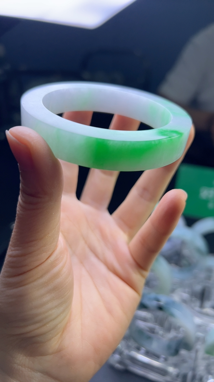 甄选高端翡翠精品手镯