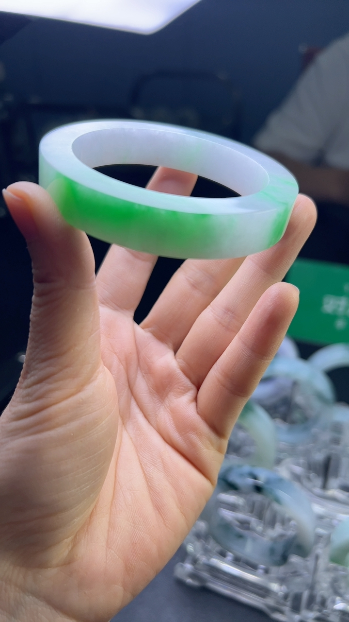 甄选高端翡翠精品手镯