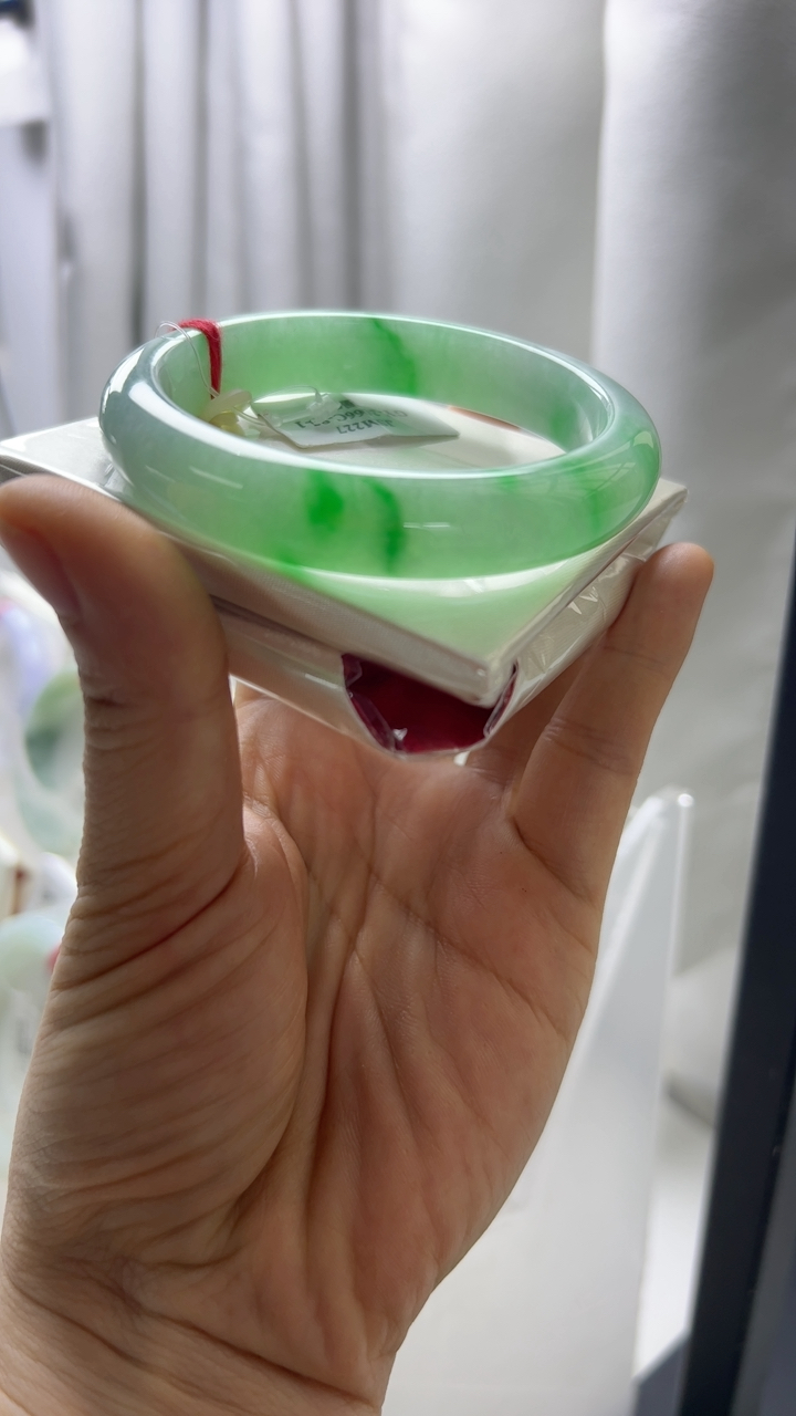 甄选高端翡翠精品手镯