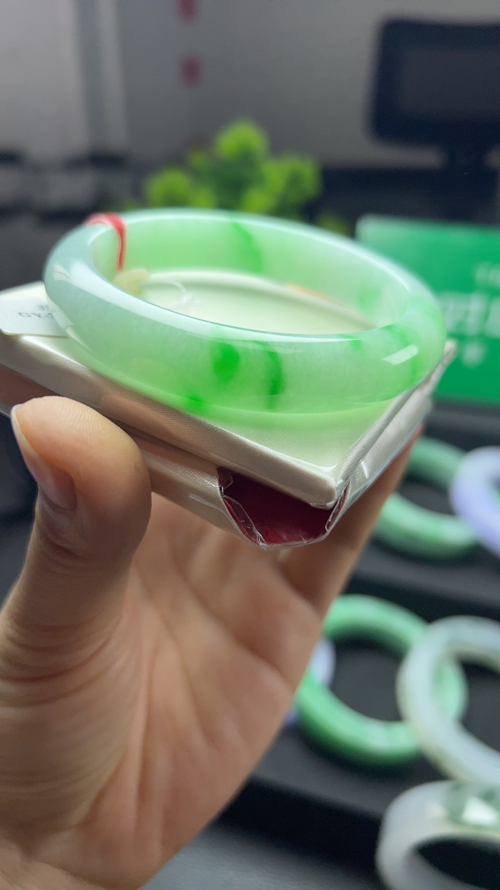 甄选高端翡翠精品手镯