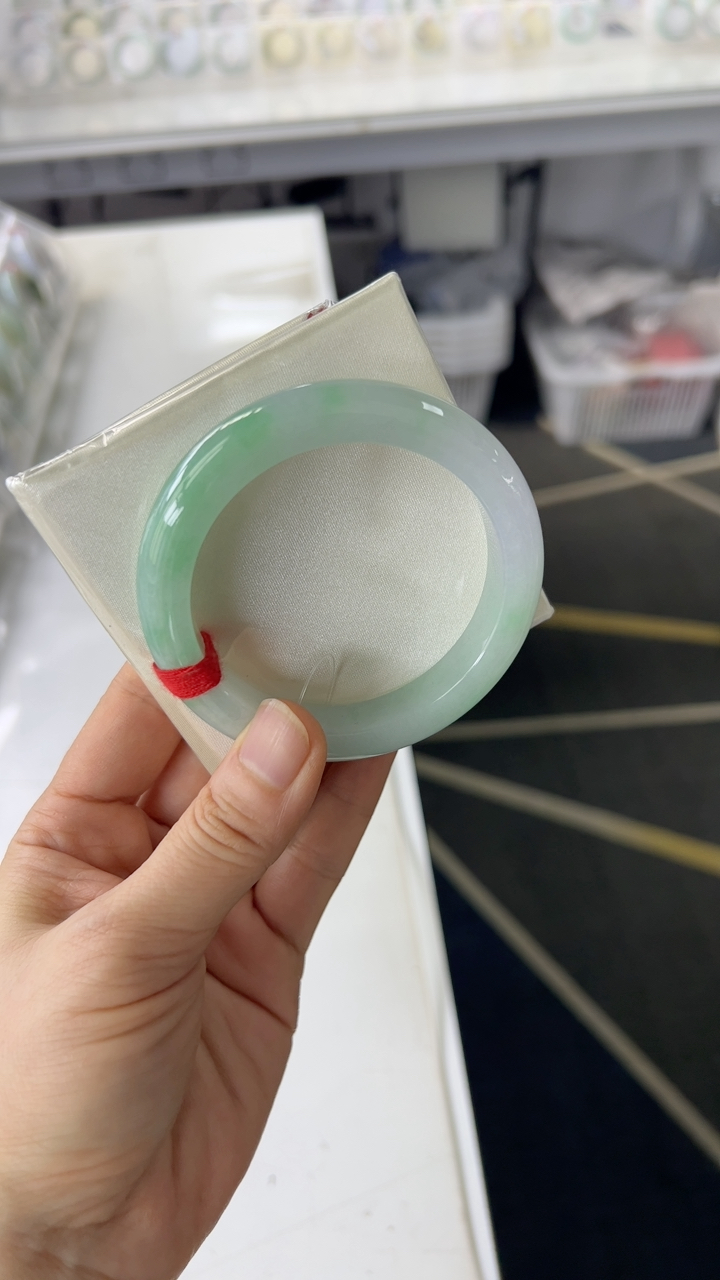 甄选高端翡翠精品手镯