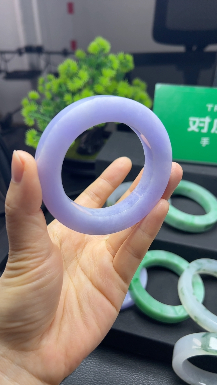 甄选高端翡翠精品手镯