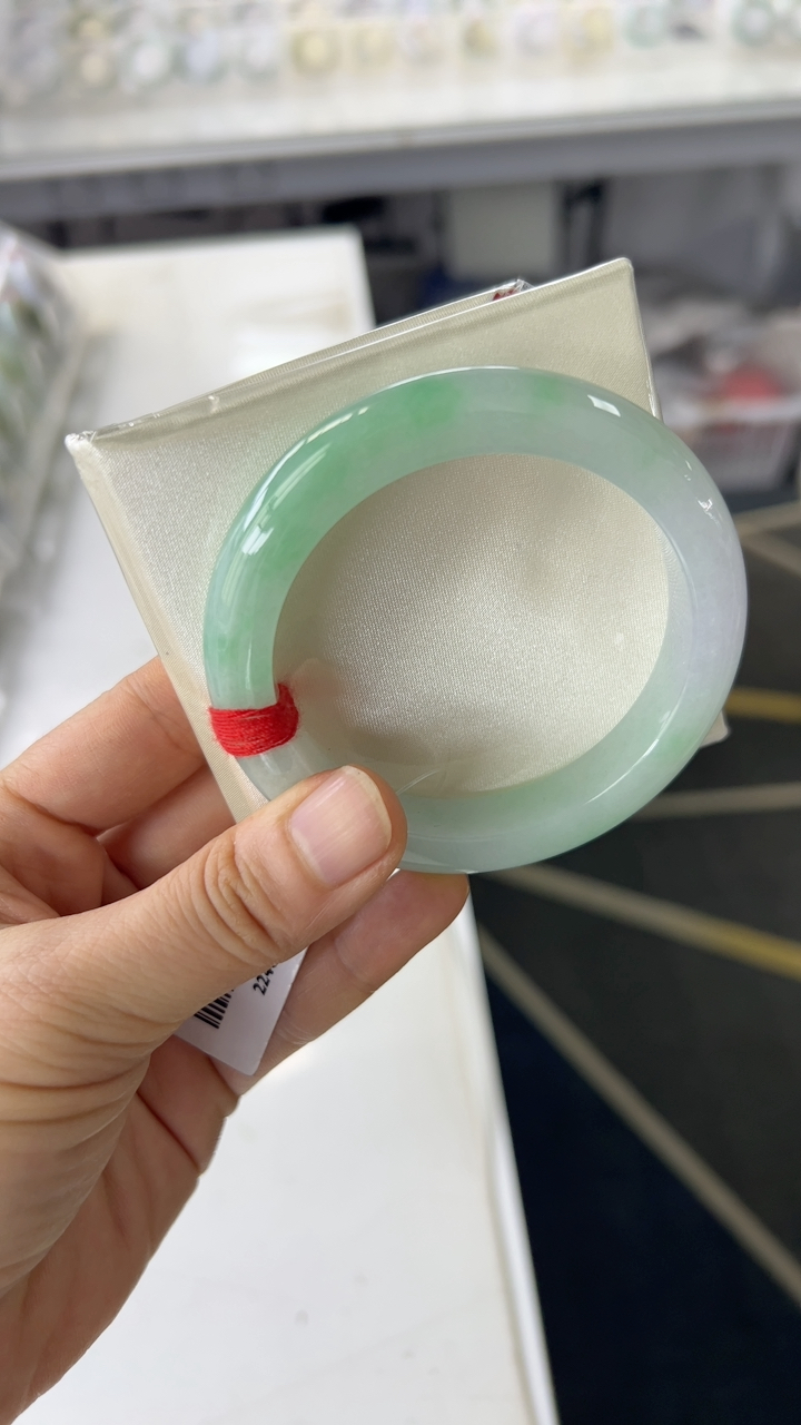 甄选高端翡翠精品手镯