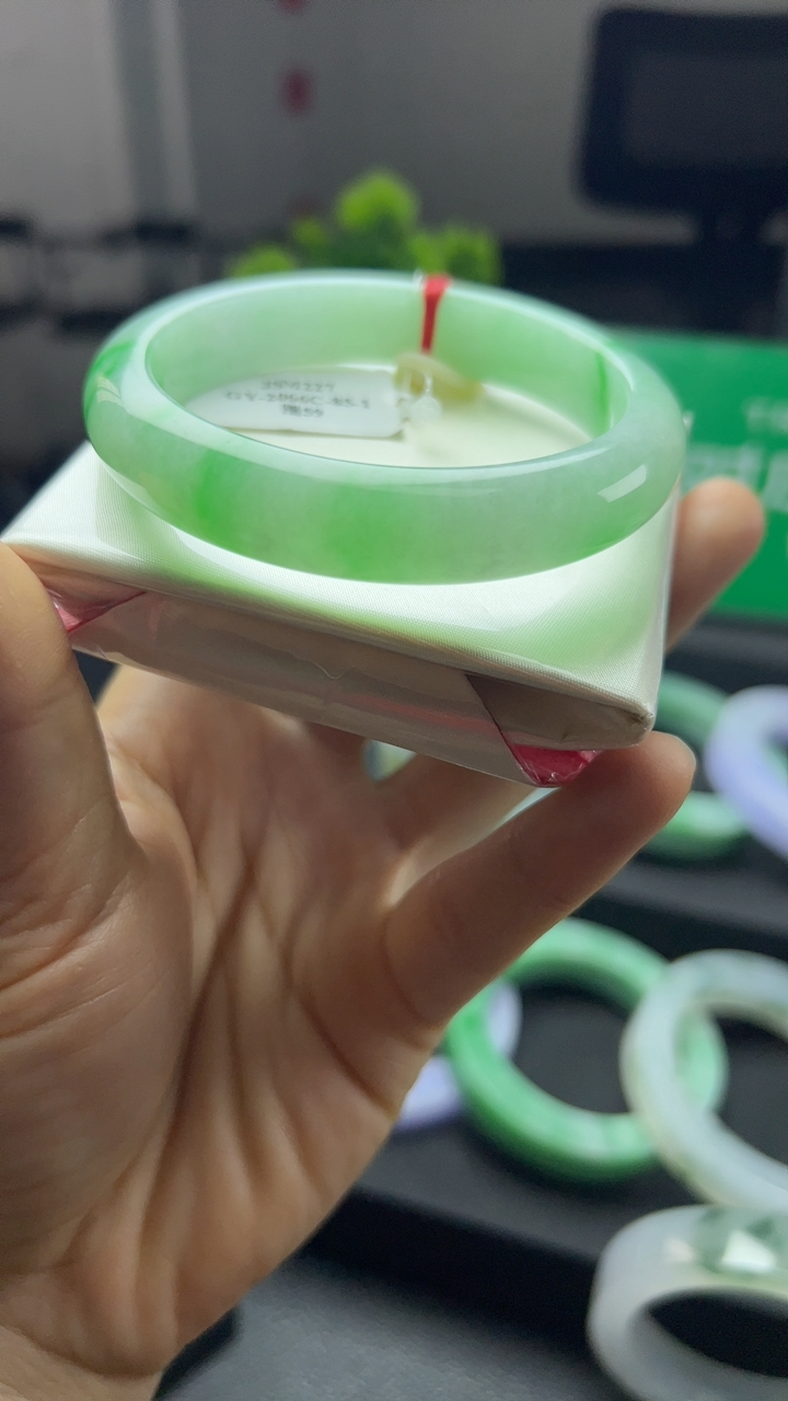 甄选高端翡翠精品手镯