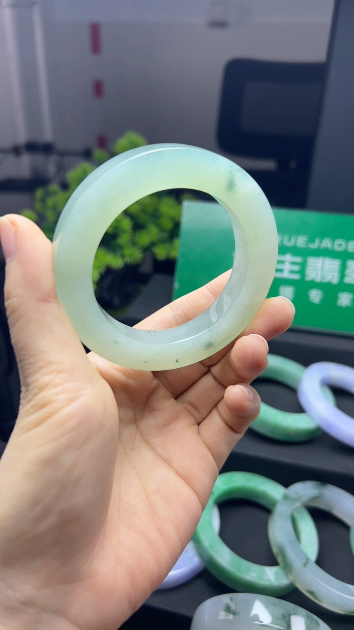 甄选高端翡翠精品手镯