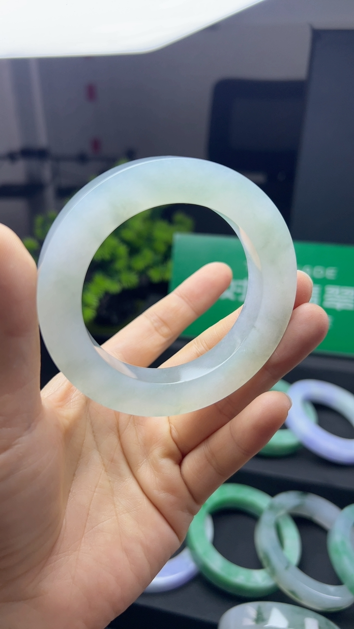 甄选高端翡翠精品手镯