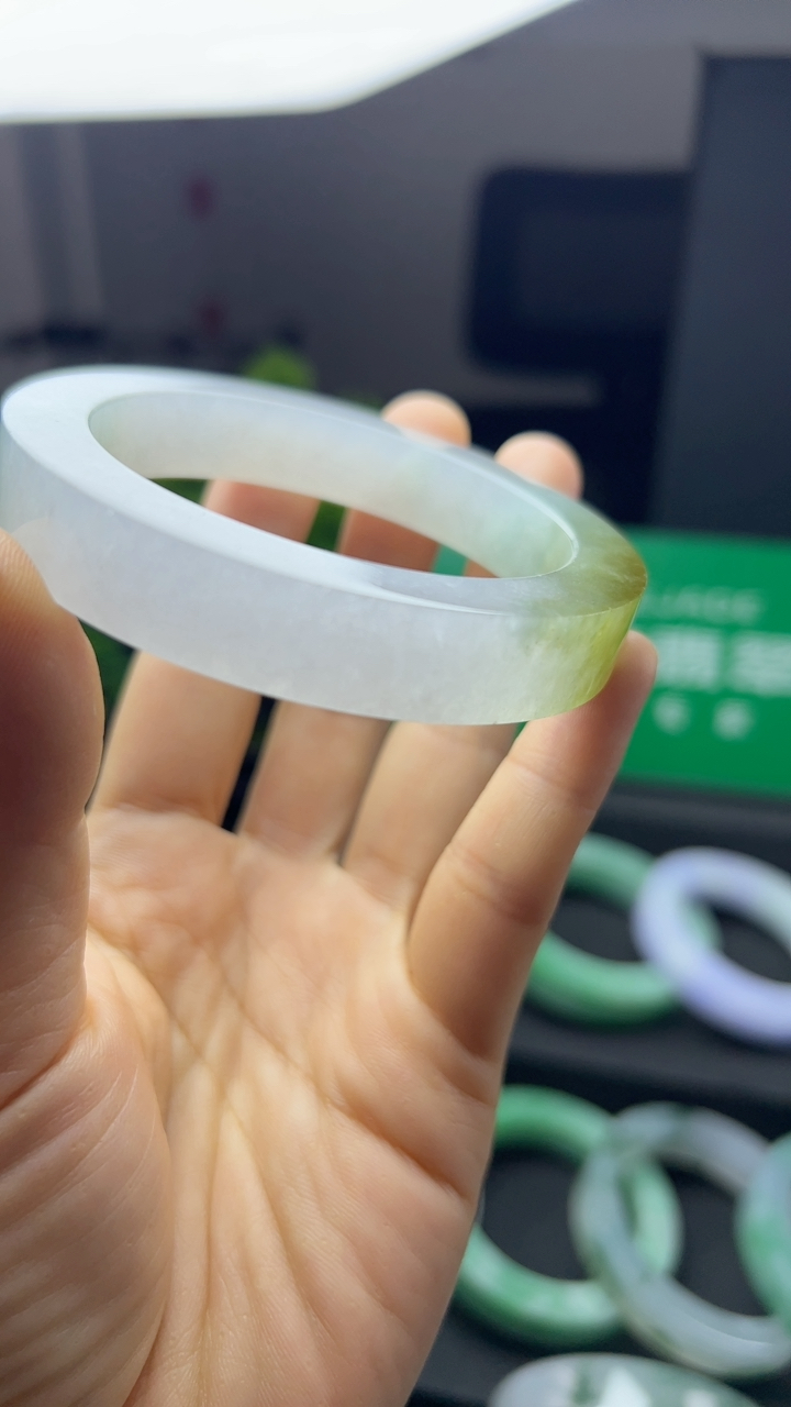 甄选高端翡翠精品手镯