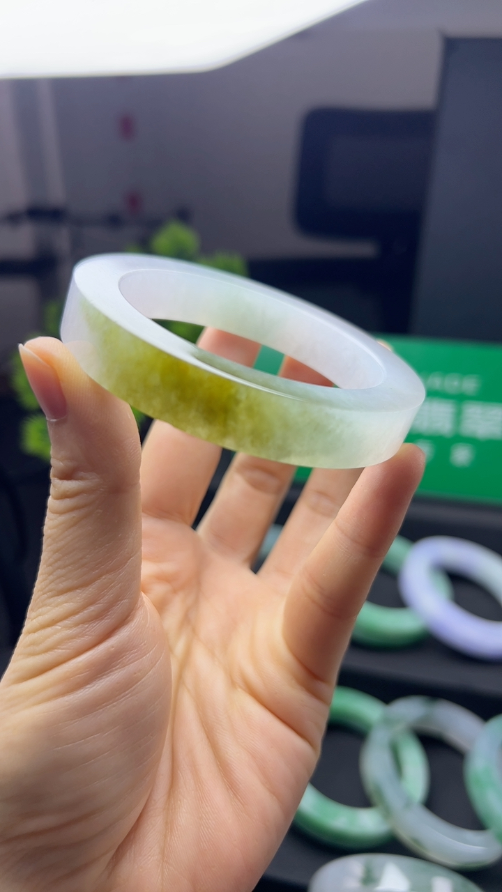 甄选高端翡翠精品手镯