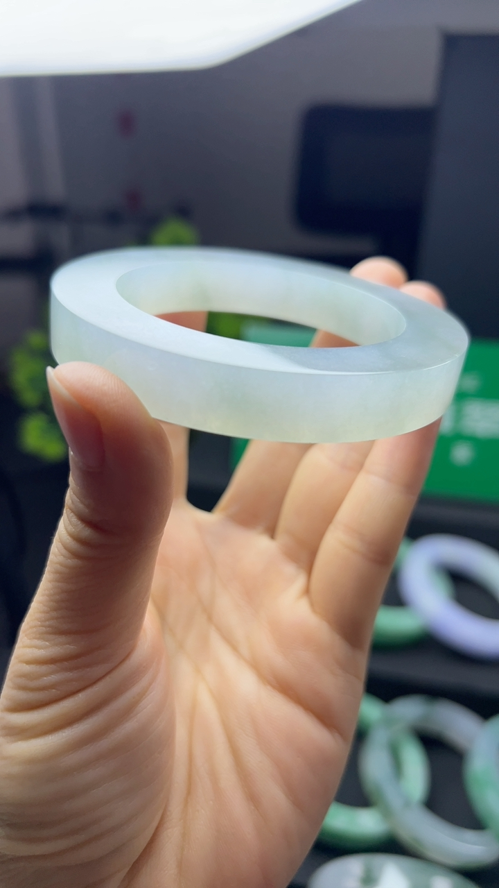 甄选高端翡翠精品手镯