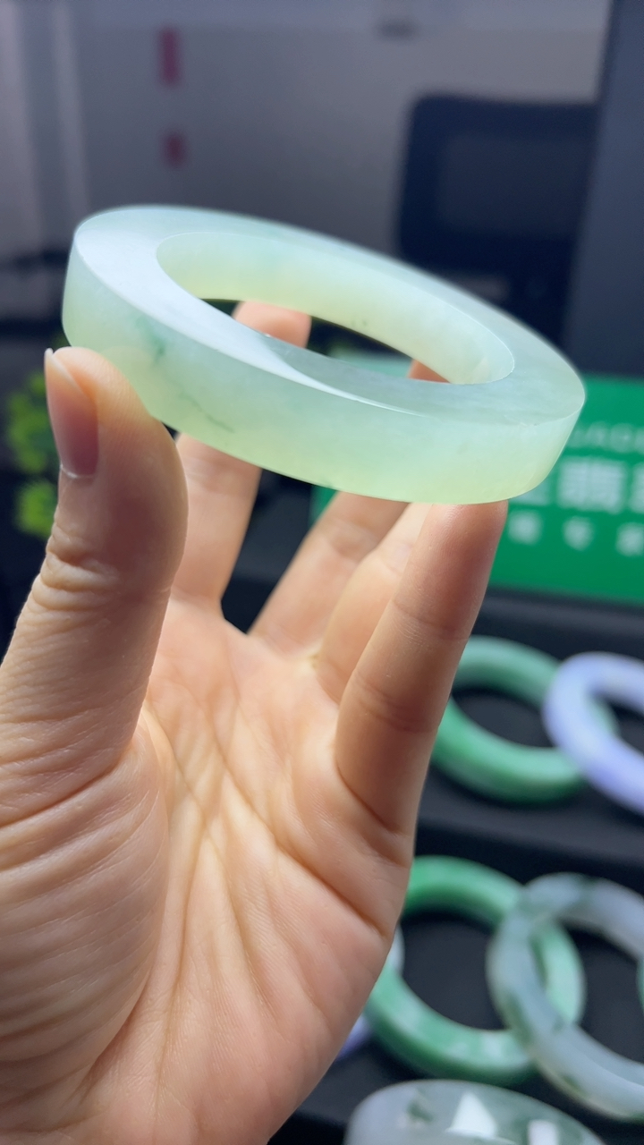 甄选高端翡翠精品手镯