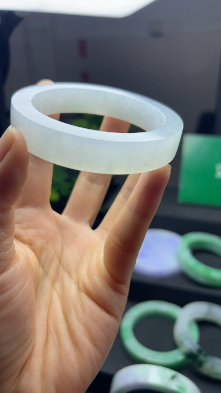 冰糯种淡蓝色手镯