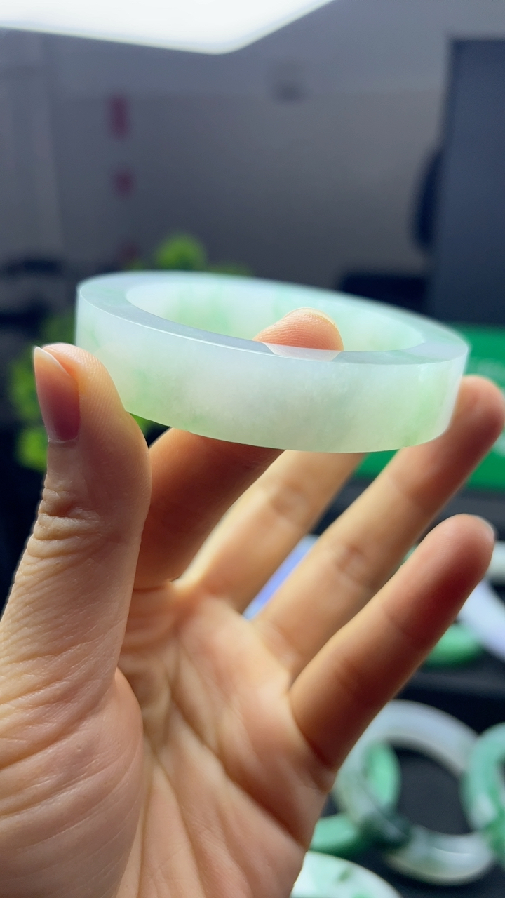 甄选高端翡翠精品手镯