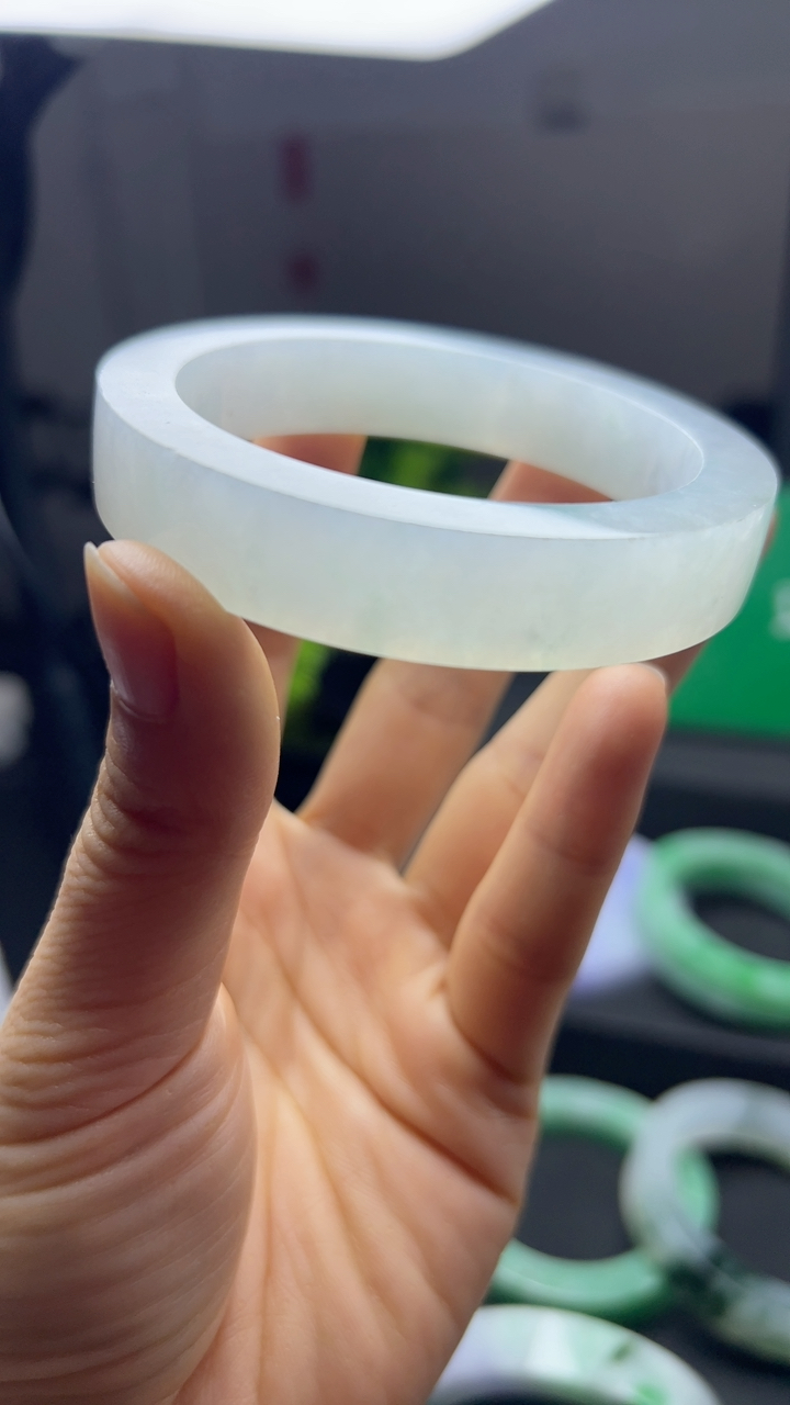 冰糯种淡蓝色手镯