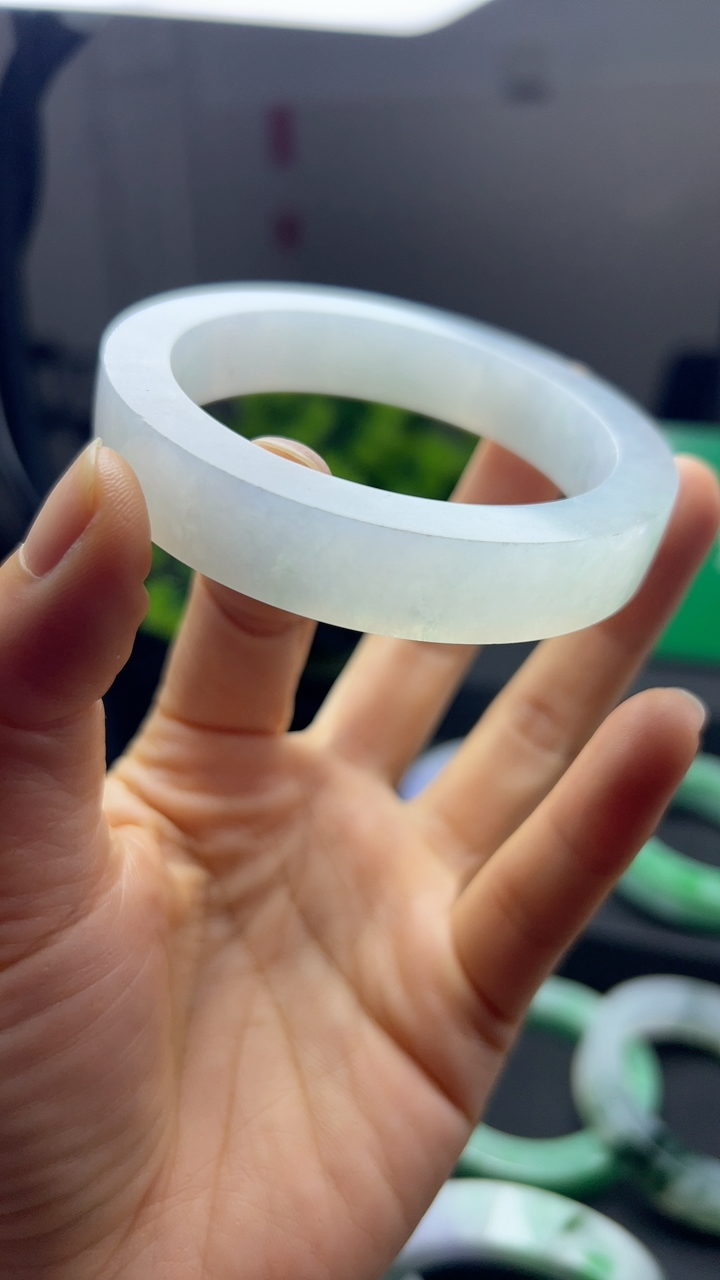 冰糯种淡蓝色手镯