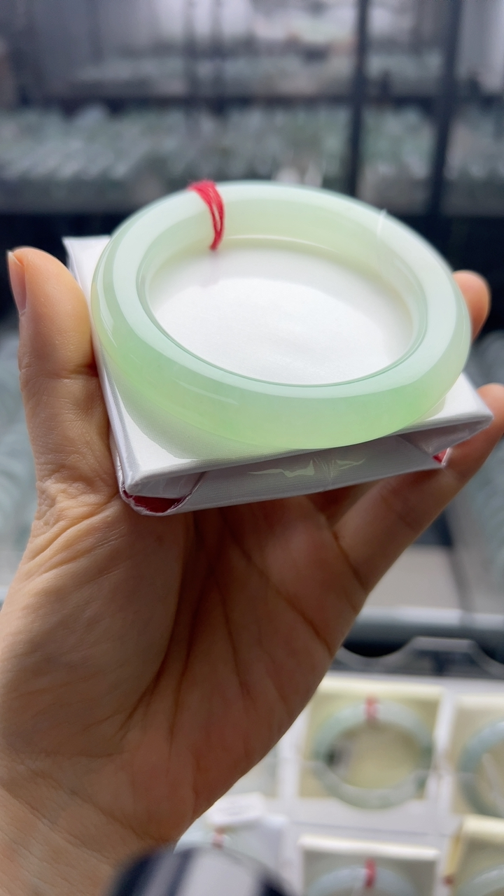 甄选高端翡翠精品手镯