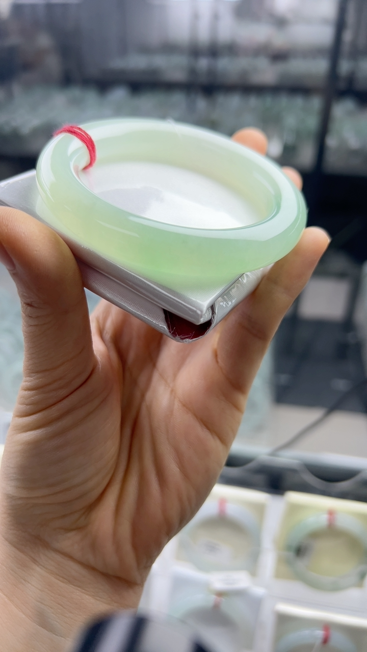 甄选高端翡翠精品手镯