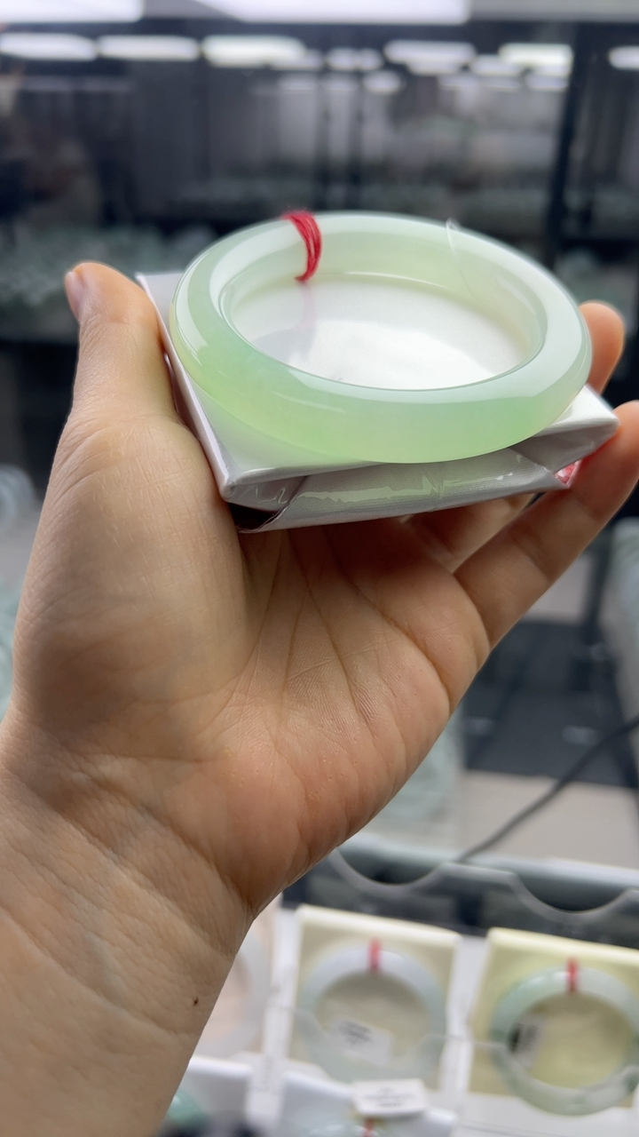 甄选高端翡翠精品手镯