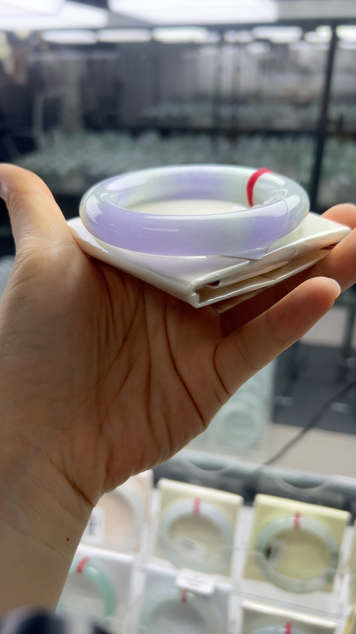 甄选高端翡翠精品手镯