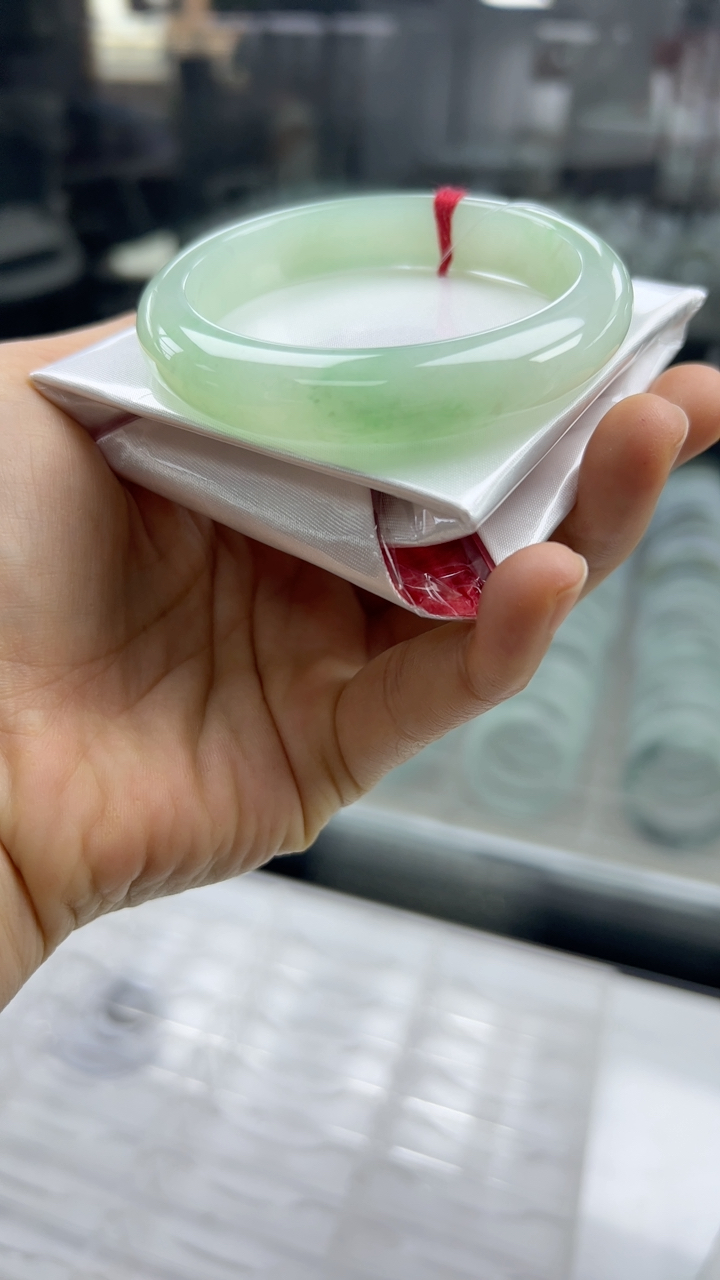 甄选高端翡翠精品手镯