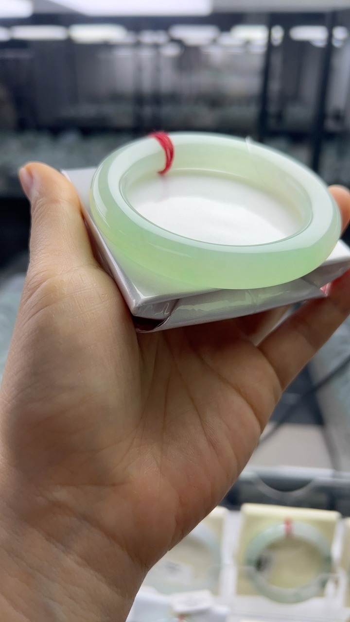 甄选高端翡翠精品手镯